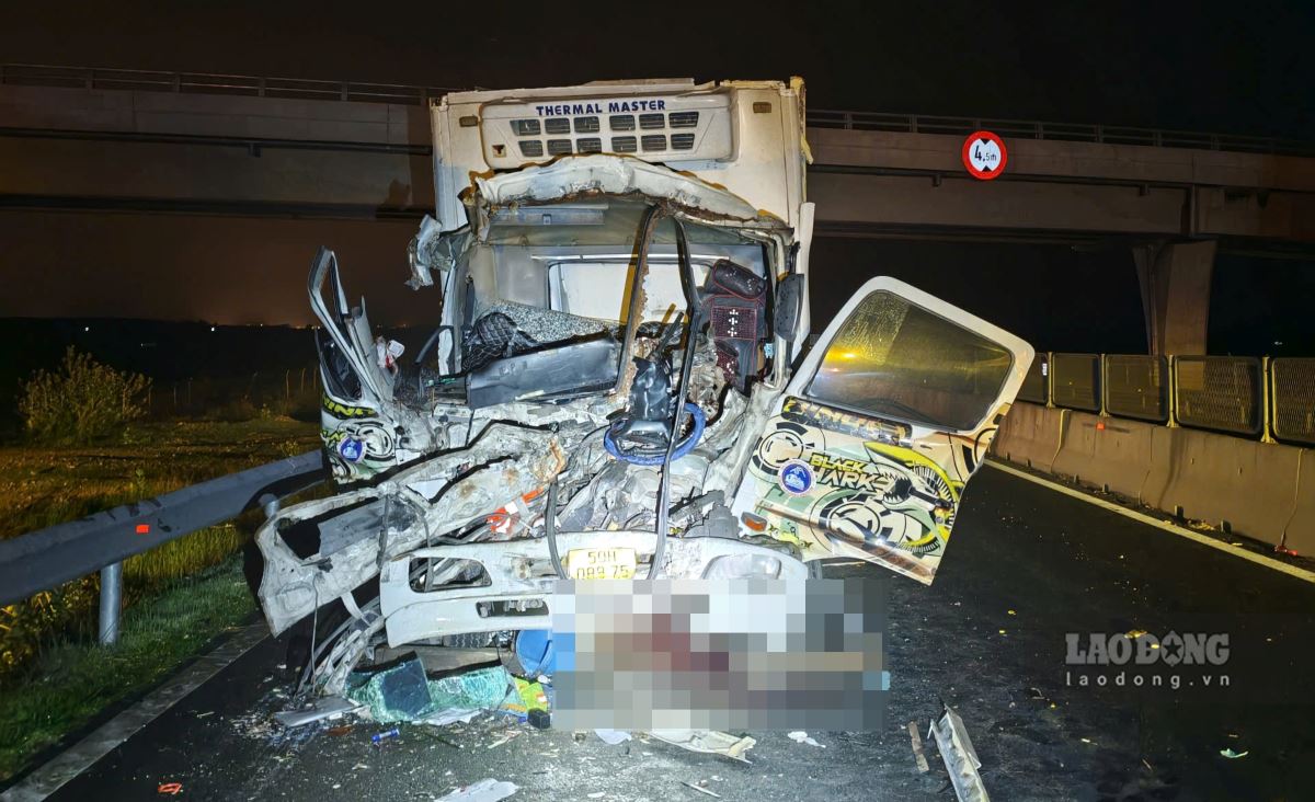 La parte delantera del camión quedó deformada después de golpear la parte trasera del vehículo en la misma dirección en la autopista Vinh Hao - Phan Thiet. Foto de : Duy Tuan