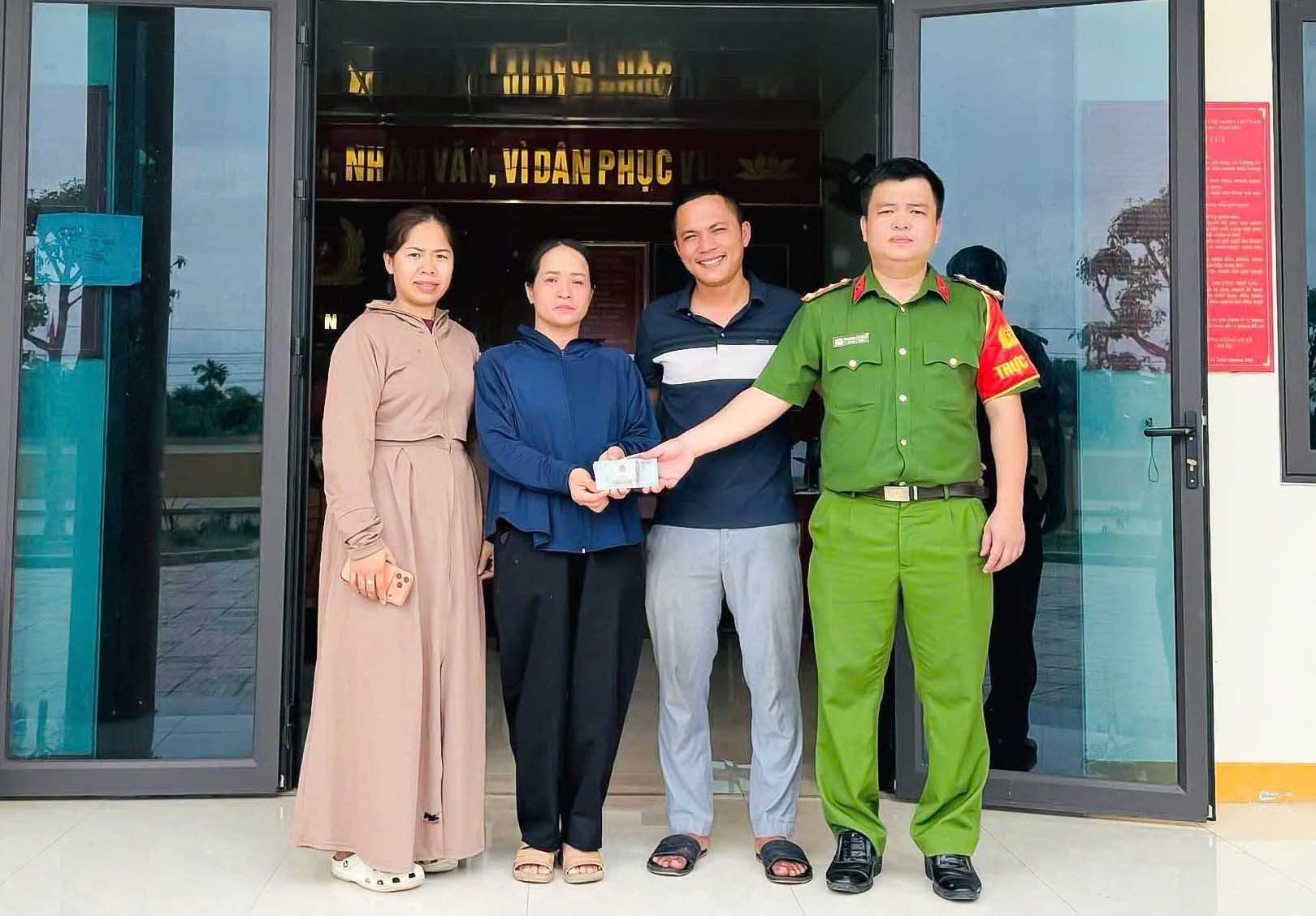 Mr. Bao returned 27.8 million VND to Ms. Thuy. Photo: Ha Tinh Police