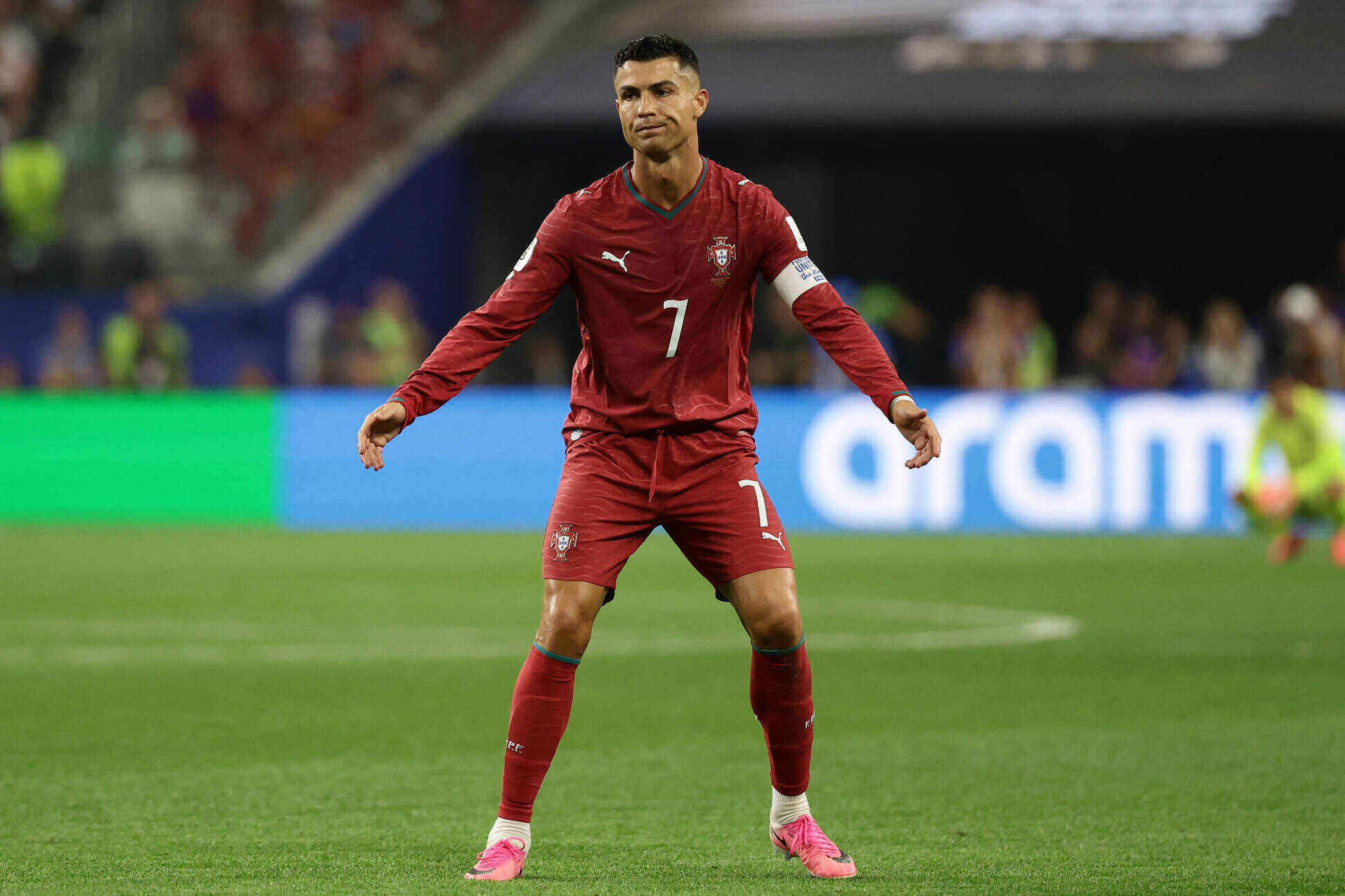 Cristiano Ronaldo still cannot touch the gold cup. Photo: AFP