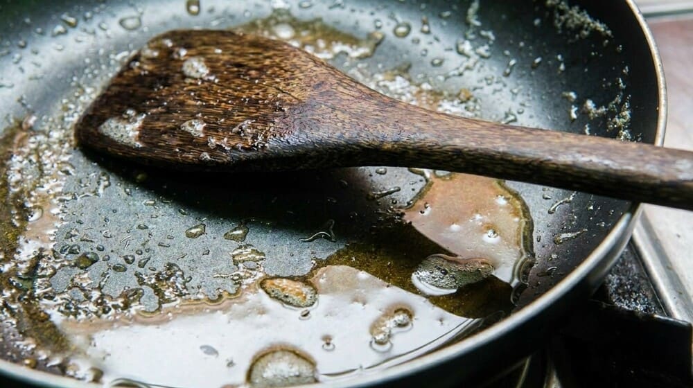 Harms of reusing cooking oil many times will affect family health. Photo: Tuan Dat