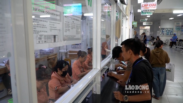 People carry out procedures to register for medical examination with health insurance at Children's Hospital 2 HCMC Photo: Minh Tam