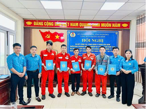 Hai Binh Ward Trade Union summarizes work in the first 6 months of 2026, presents gifts to union members in difficult circumstances. Photo: Thanh Hoa Trade Union