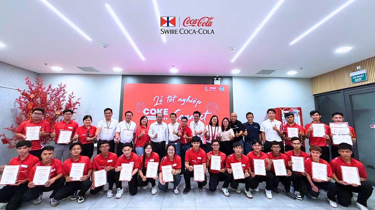 Leaders of the Department of Education and Training of Tay Ninh province, leaders and students of Long An College and representatives of Coca-Cola Vietnam Company attend the Graduation Ceremony of Coke Connect Program course 1. Photo: Enterprise provided