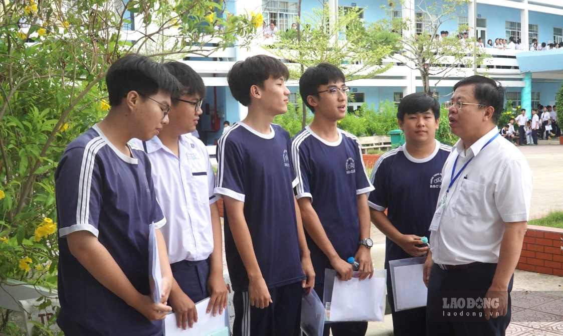 Giám đốc Sở Giáo dục Đào tạo Cà Mau động viên các thí sinh trước khi vào phòng thi tốt nghiệp THPT năm 2026. Ảnh: Nhật Hồ.