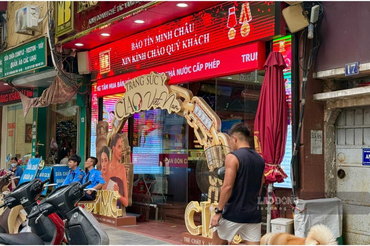 Ngày 7.7, khung cảnh bên ngoài một số cửa hàng vàng tại Hà Nội khá thông thoáng. Ảnh: Linh Đan