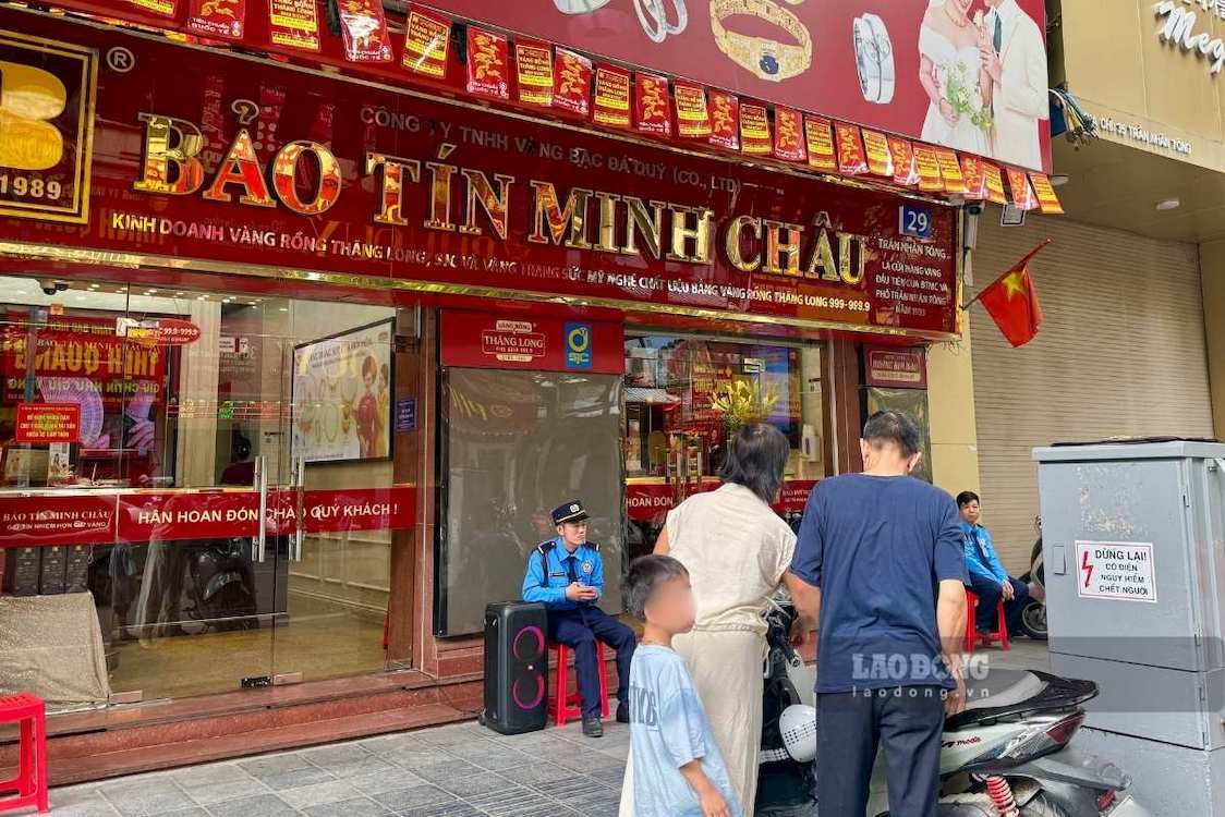 Outside some gold shops in Hanoi, there is no longer a scene of customers queuing for transactions. Photo: Linh Dan