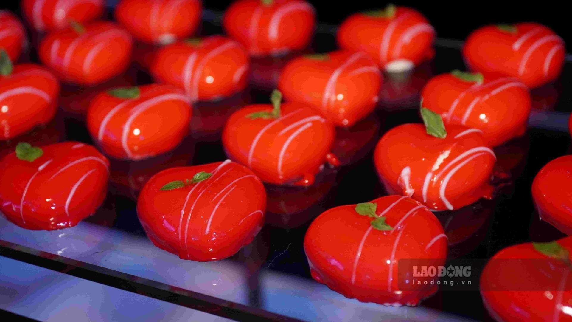 Hidden behind the sophisticated appearance are layers of flavors skillfully combined, the sweet cake brings unexpected experiences to diners. Photo: Minh Vu