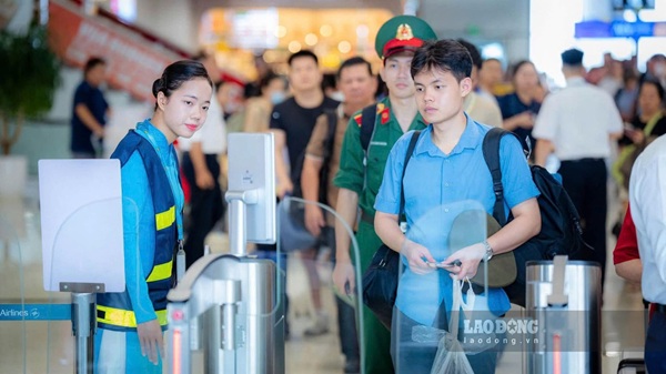 Noi Bai puts biometric kiosks into operation at T1 terminal. Photo: Phan Cong