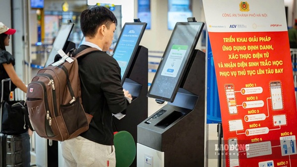 Nội Bài ứng dụng sinh trắc học, xác thực hành khách 10 giây. Ảnh: Phan Công
