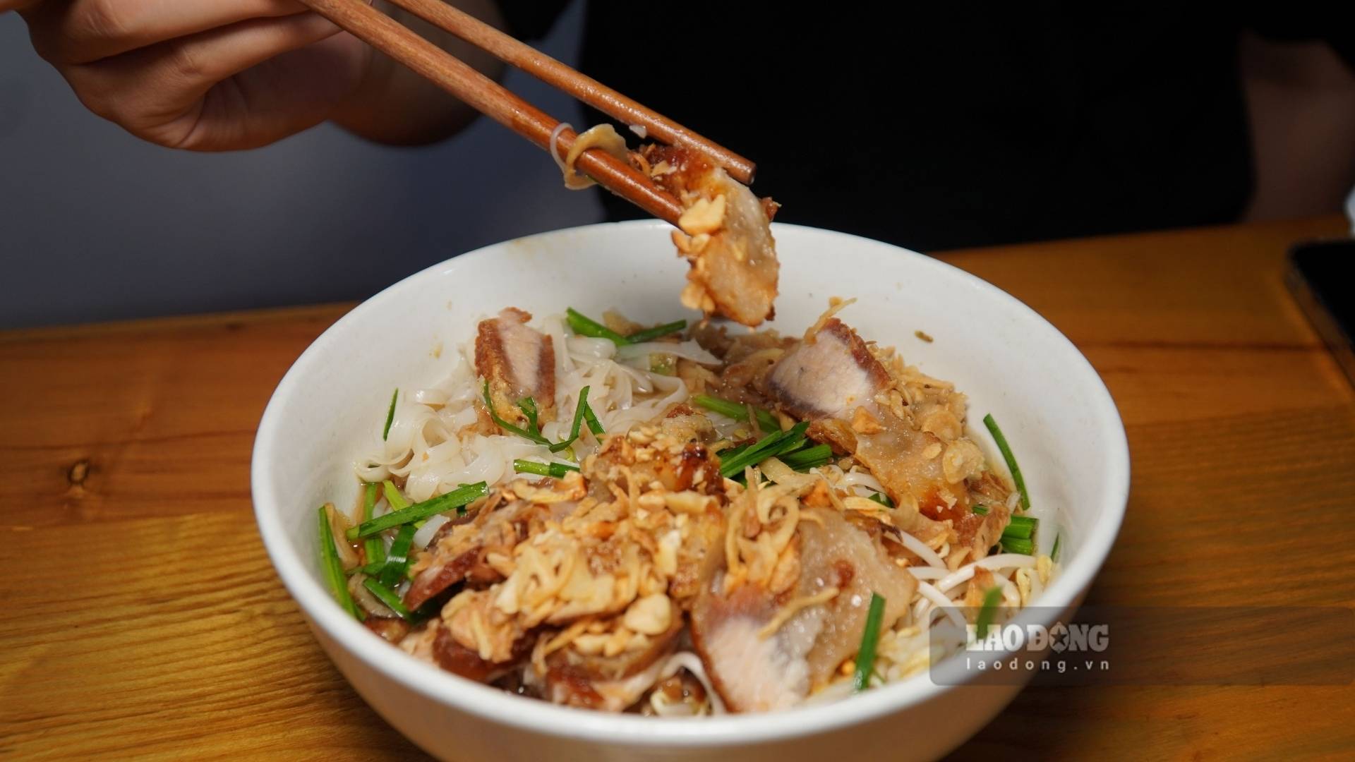 Le hủ tiếu xá xíu est un plat choisi par de nombreux touristes internationaux lors de leur voyage pour explorer la cuisine de Hanoï. Photo: Minh Vũ