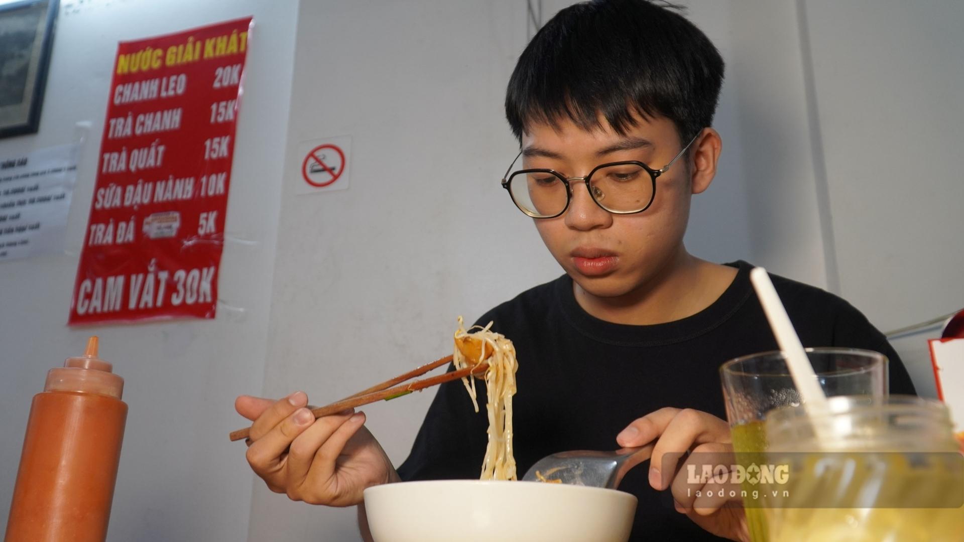 Thực khách thưởng thức hủ tiếu xá xíu tại quán ăn lâu năm ở Hà Nội. Ảnh: Minh Vũ