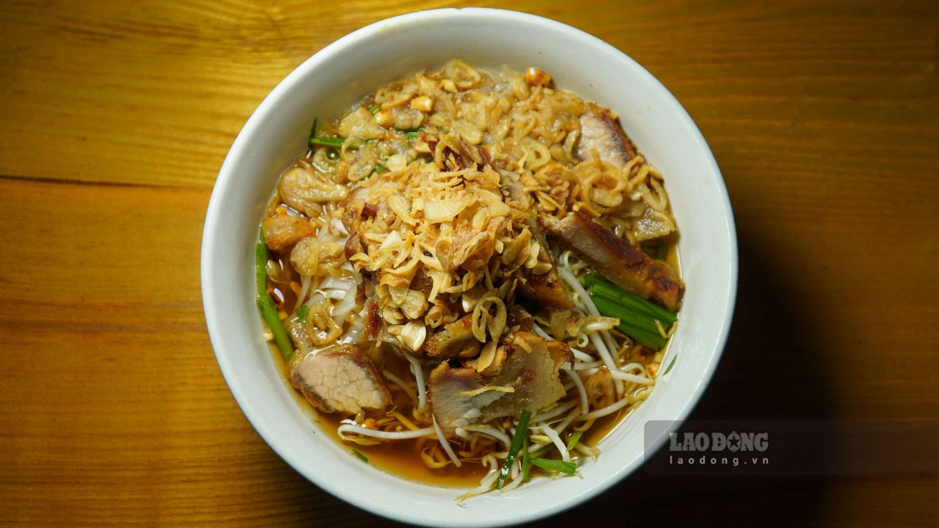 Tô hủ tiếu xá xíu nóng hổi với hương vị đậm đà chinh phục thực khách trong và ngoài nước. Ảnh: Minh Vũ