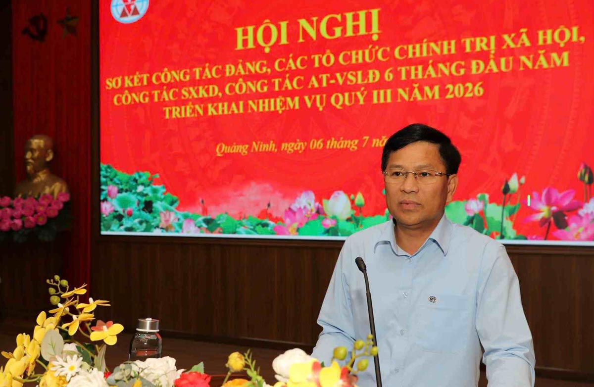 Ông Nguyễn Hòa, Bí thư Đảng ủy, Giám đốc Công ty phát biểu tại hội nghị. Ảnh: Lê Văn Thuấn