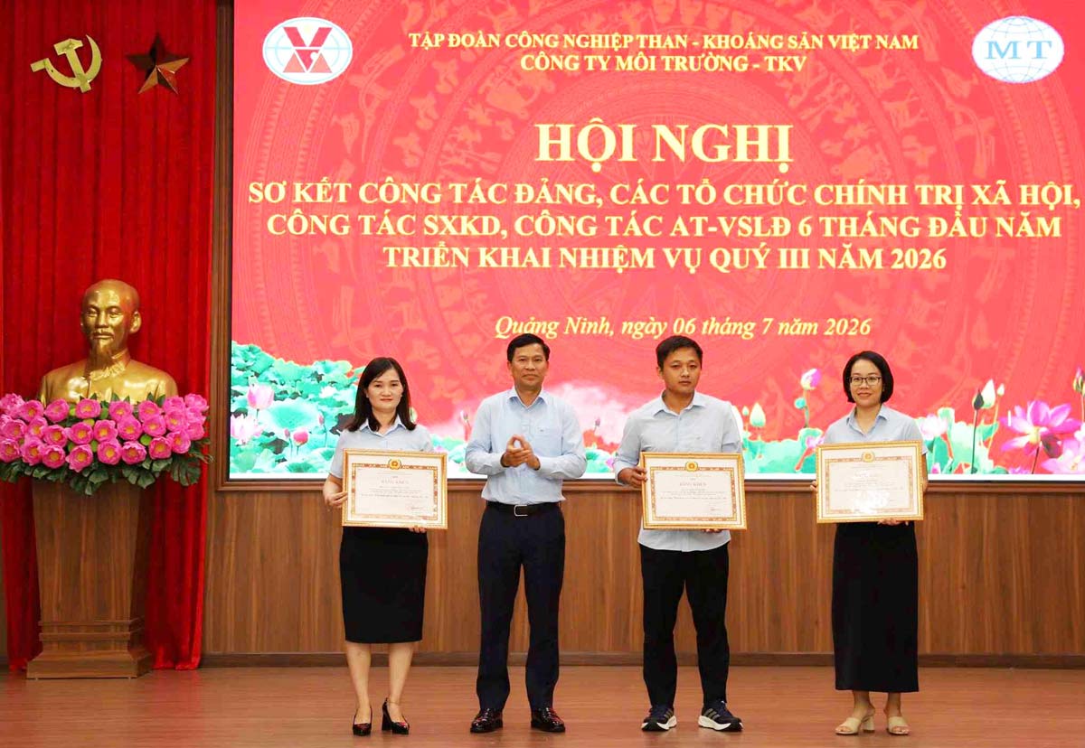 Mr. Nguyen-Hoa, Secretary of the Party Committee, Director of the Company, authorized by the Quang Ninh Coal Party Committee, awarded certificates of merit to outstanding Party members for 5 consecutive years. Photo: Le Van Thuan