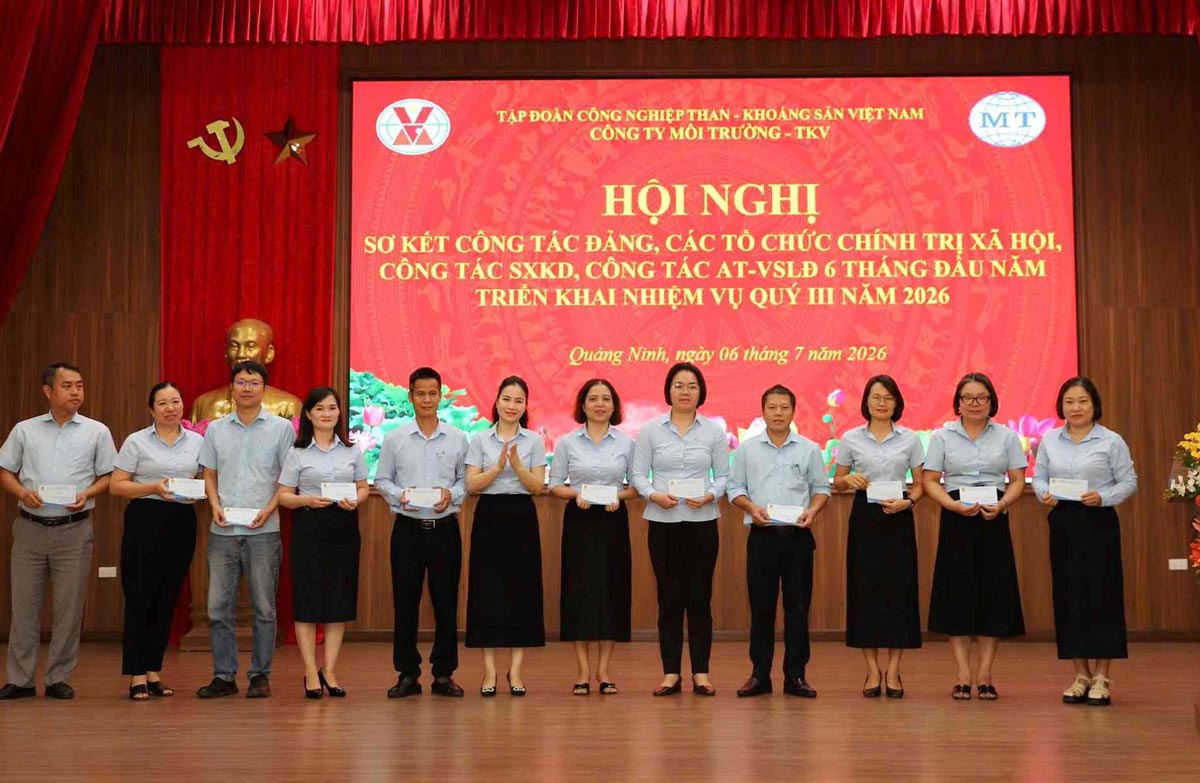 Chủ tịch Công đoàn Công ty trao thưởng cho các cá nhân tiêu biểu. Ảnh: Lê Văn Thuấn