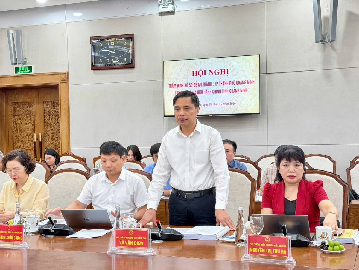 Phó Chủ tịch thường trực UBND tỉnh Quảng Ninh Vũ Văn Diện phát biểu tại hội nghị. Ảnh: Thanh Tùng