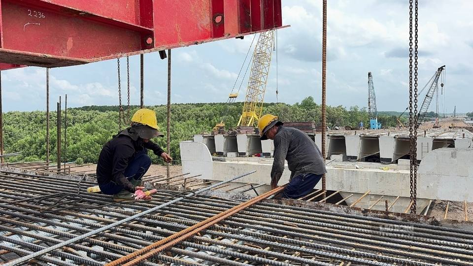 Công trường cầu Ba Lai 8 duy trì nhiều mũi thi công xuyên ngày đêm nhằm rút ngắn thời gian thực hiện. Ảnh: Hoàng Lộc