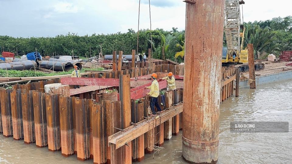 Các hạng mục trụ cầu Ba Lai 6 được đẩy nhanh tiến độ sau khi từng phần mặt bằng được bàn giao. Ảnh: Hoàng Lộc 