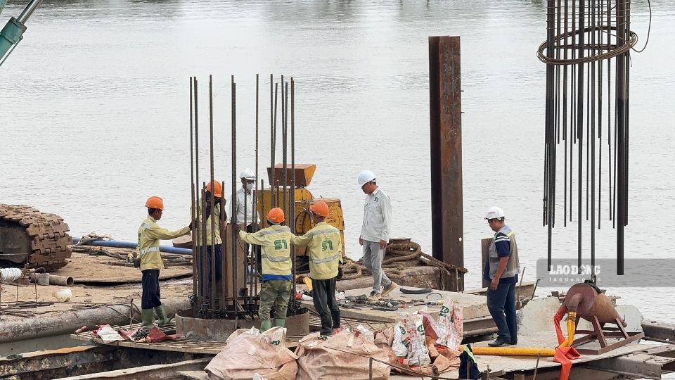 Les éléments des piliers du pont Ba Lai 6 sont accélérés après la remise de chaque partie du site. Photo: Hoàng Lộc