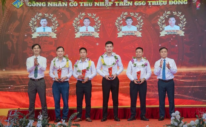 Lãnh đạo Công ty Than Thống Nhất - TKV tuyên dương, khen thưởng Công nhân Lao động giỏi, thu nhập cao năm 2025. Ảnh: Thái Bình/ Công ty Than Thống Nhất - TKV