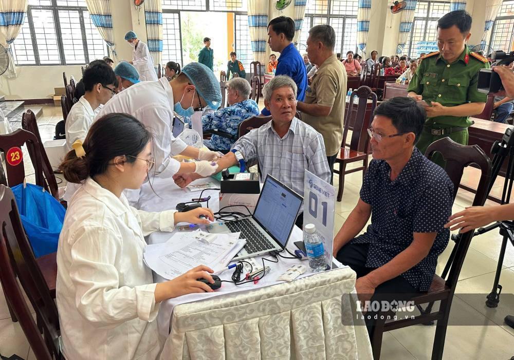 Mr. Muoi (in black and blue shirt) and Mr. Nho are arranged to take DNA samples to serve the identification of martyrs' remains found in Le Thi Rieng Park. Photo: Anh Tu