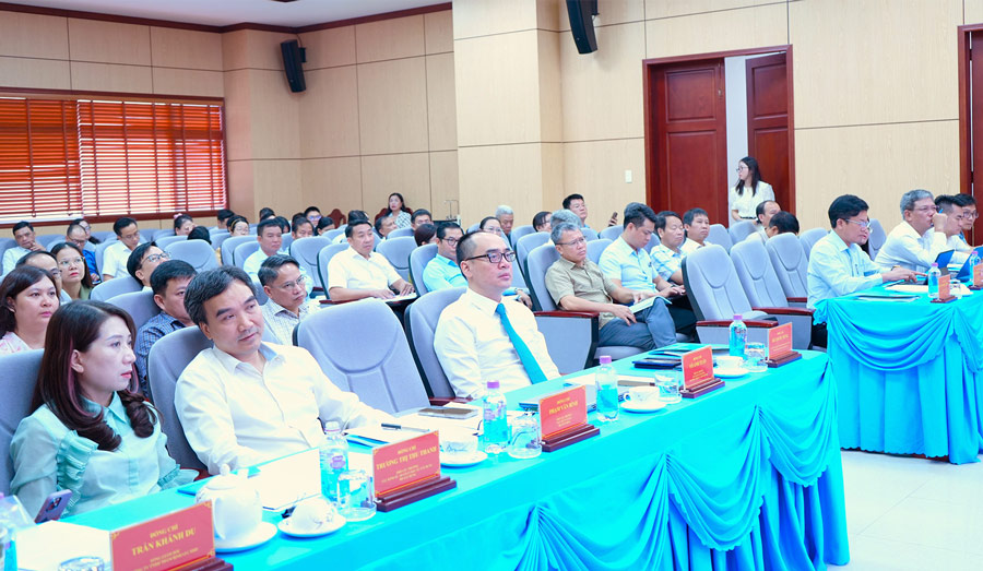 Các đại biểu tham dự tọa đàm: “Thẩm định giá gắn với quản lý, sử dụng đất đai - Thực trạng và giải pháp”. Ảnh: KTNN