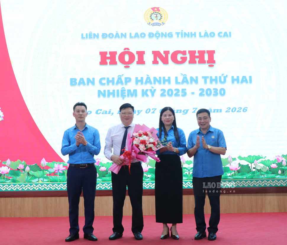 Thường trực Liên đoàn Lao động tỉnh Lào Cai tặng hoa chúc mừng ông Nguyễn Hồng Thoan. Ảnh: Mạnh Hùng