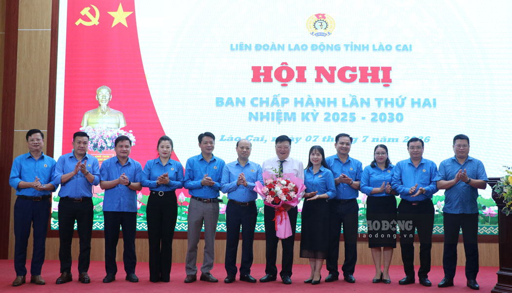 Mr. Nguyen Hong Thoan holds the position of Vice Chairman of Lao Cai Provincial Labor Federation. Photo: Manh Hung