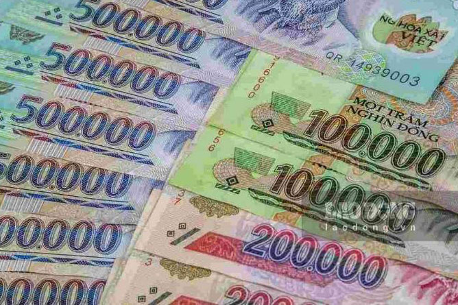 Techcombank's interest rates have different listed levels, distributed at products in the form of counters and online. Photo: Tra My