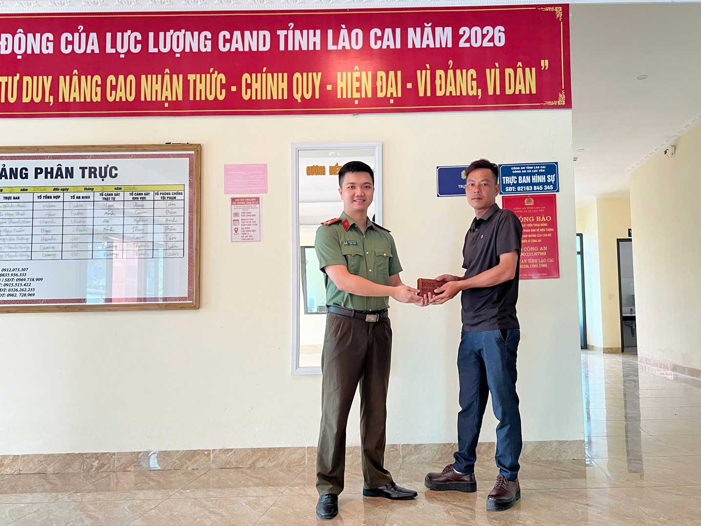 Returning property to citizens at the Luc Yen Commune Police headquarters. Photo: Lao Cai Police