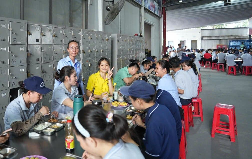 Trade Union Meal" program at Liv Cabinetry Co., Ltd., Binh Co Ward, Ho Chi Minh City. Photo: Grassroots Trade Union provided