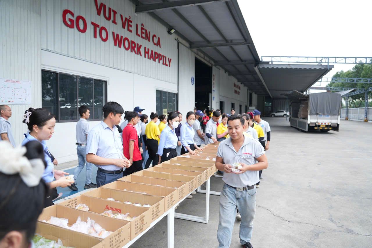 Phần ăn tăng thêm tạo niềm vui cho người lao động. Ảnh: CĐCS cung cấp