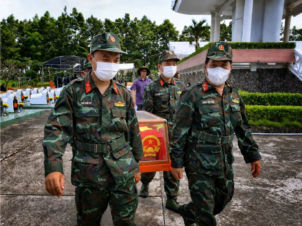 Organización de la toma de muestras y entrega de muestras de restos de mártires en el Cementerio de Mártires de Châu Phú. Foto: Comando Militar de An Giang