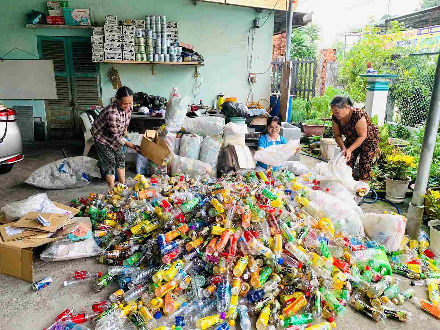 Scrap collection model to raise funds to support people in difficult circumstances. Photo: Women's Union of Chanh Phu Hoa Ward
