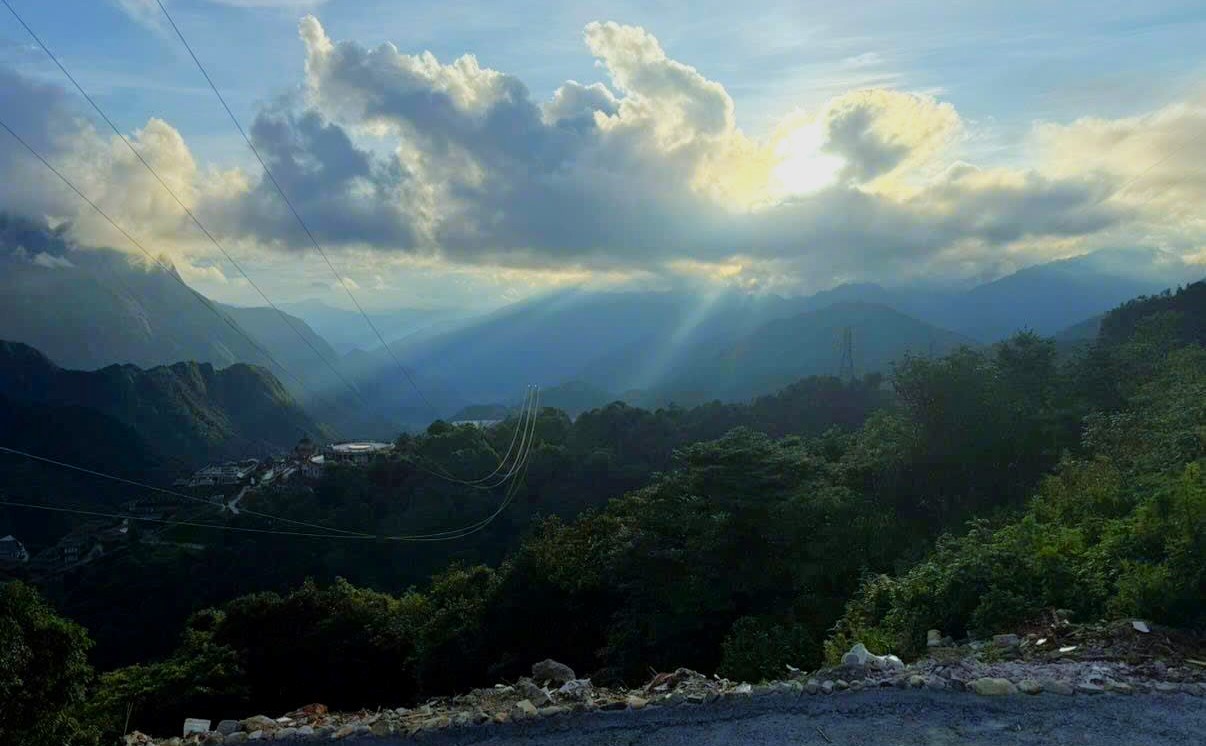 Biển mây và những dãy núi trùng điệp ở Sa Pa khiến vị khách quốc tế không khỏi thích thú. Ảnh: NVCC