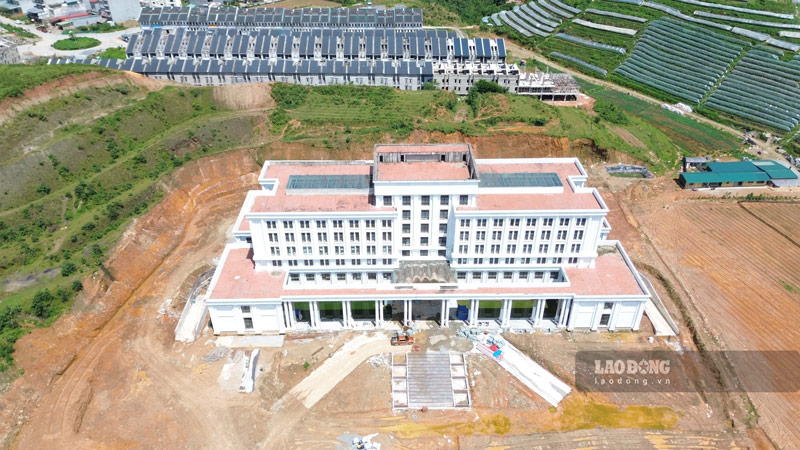 Công trình được kỳ vọng tạo diện mạo mới cho trung tâm hành chính phường Sa Pa. Ảnh: Đinh Đại