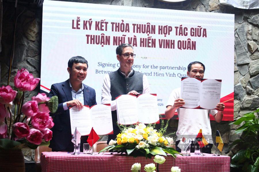 Representatives of Vietnamese businesses and German partners perform the ceremony of signing a strategic cooperation agreement in Da Nang City. Photo: Thanh Huyen