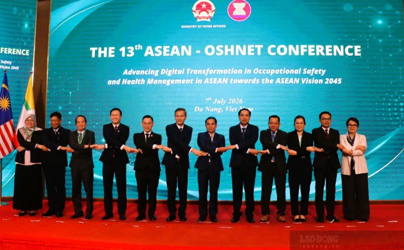 Heads of ASEAN member countries take souvenir photos, affirming their commitment to cooperation for a safe and healthy working environment for workers. Photo: Hoang Bin