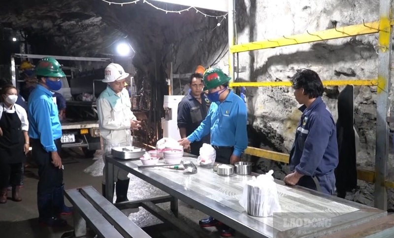 Chuyển đổi số an toàn lao động không thể bỏ quên lao động yếu thế. Trong ảnh: Công đoàn Đà Nẵng thăm công nhân mỏ vàng ở Phước Sơn. Ảnh: Hoàng Bin