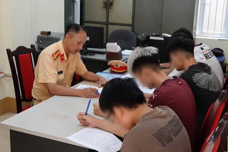 Phòng Cảnh sát giao thông - Công an tỉnh Sơn La xử lý vi phạm hành chính các thanh thiếu niên vi phạm giao thông. Ảnh: Công an tỉnh Sơn La