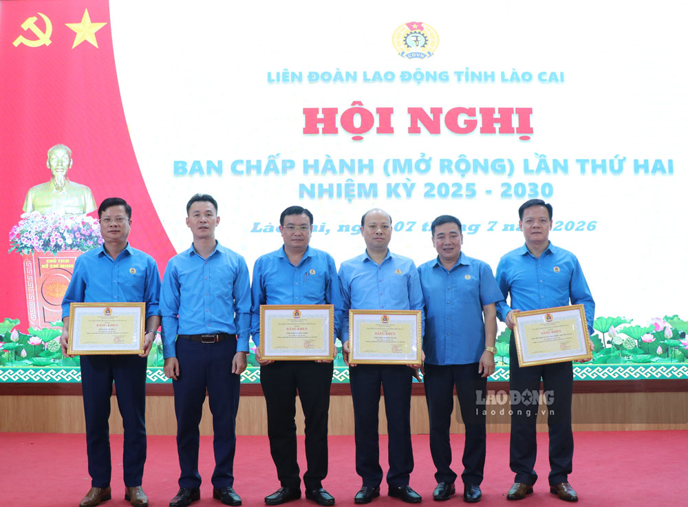 Thường trực LĐLĐ tỉnh Lào Cai trao Cờ thi đua, Bằng khen của Tổng LĐLĐ Việt Nam và LĐLĐ tỉnh cho các tập thể, cá nhân có thành tích xuất sắc trong phong trào thi đua và hoạt động công đoàn. Ảnh: Mạnh Hùng