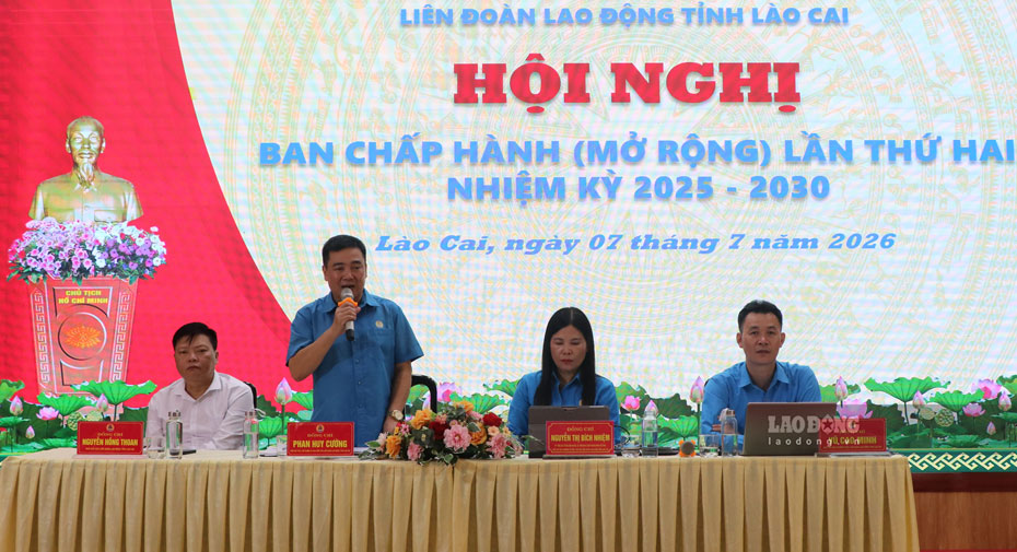 The Standing Committee of the Lao Cai Provincial Labor Federation chaired the conference. Photo: Manh Hung