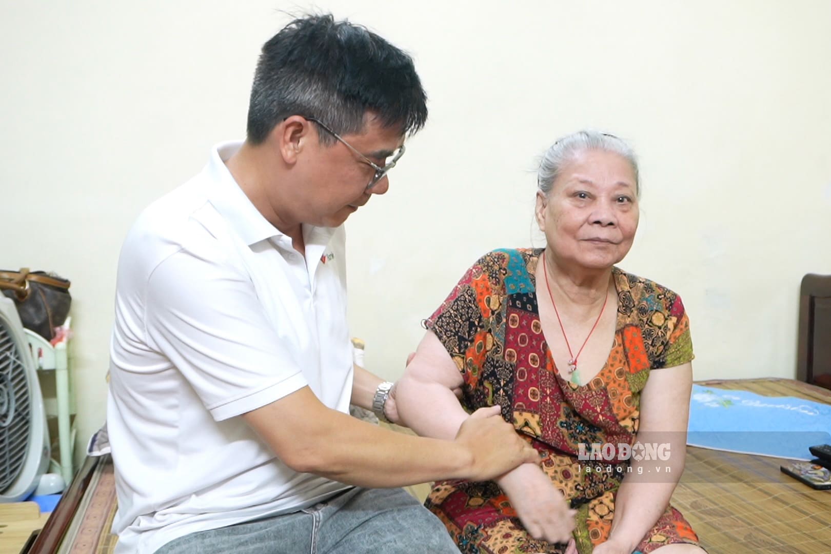 People expect to remove the 12-month limit for pension authorization to reduce the travel burden for the elderly. Photo: Trang Anh