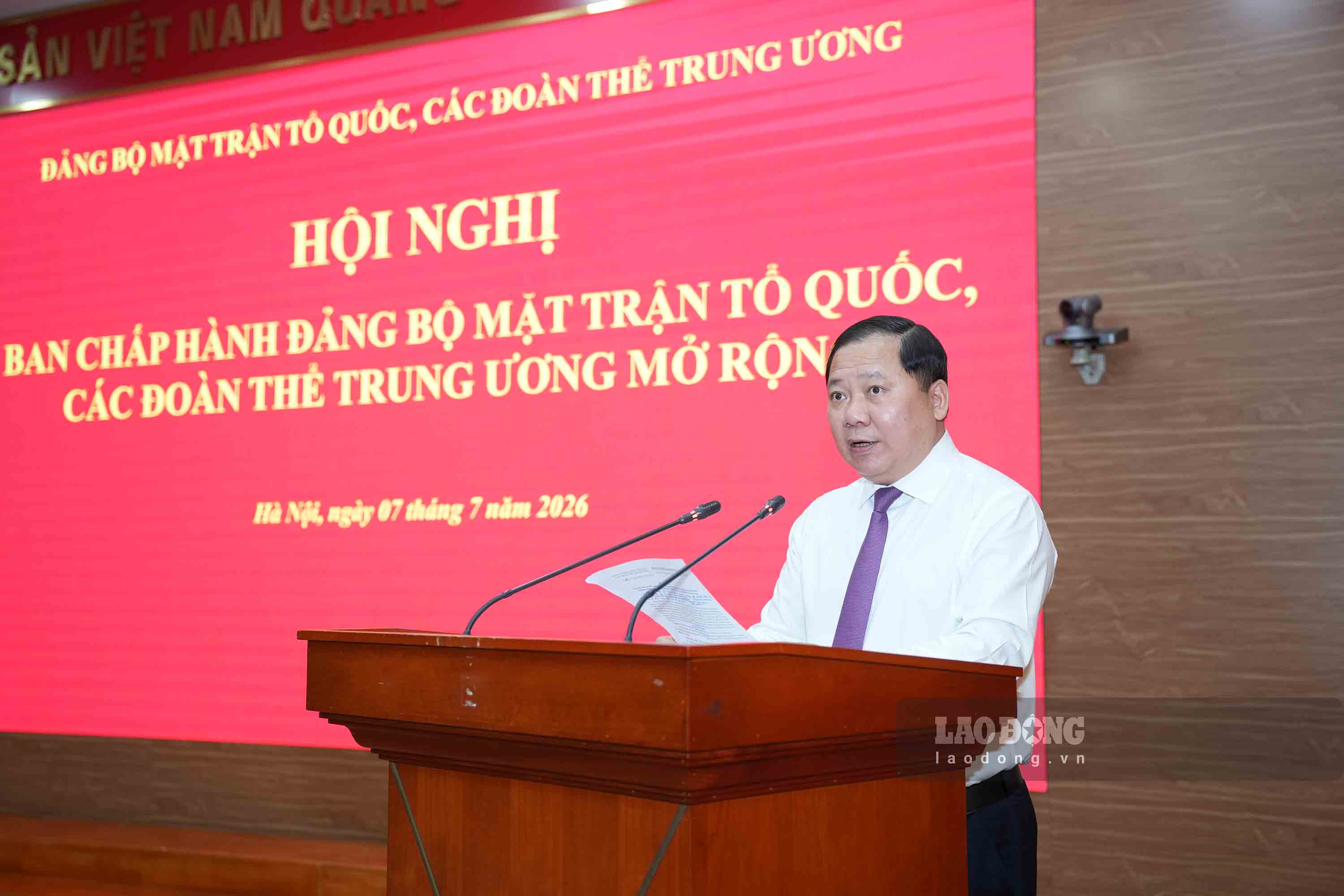 Comrade Nguyen Phi Long, Member of the Party Central Committee, Standing Deputy Secretary of the Party Committee of the Fatherland Front, spoke at the Conference. Photo: Huu Chanh