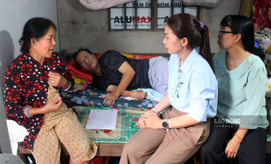 La Sra. Nguyen Thi Thanh y la Sra. Le Tran Phuong Khanh (1a y 2a desde la izquierda) en la visita de salud al Sr. Mai Quoc Chanh. Foto: Thanh Mai