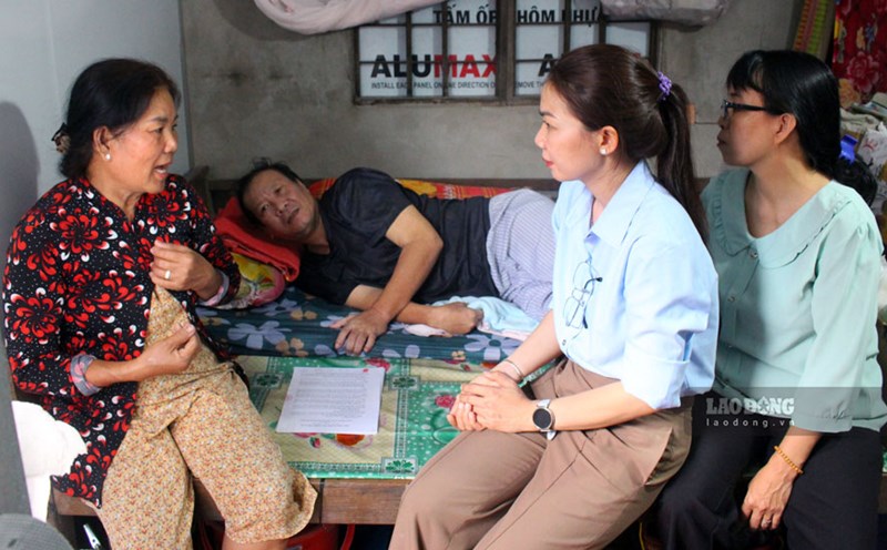 Ms. Nguyen Thi Thanh and Ms. Le Tran Phuong Khanh (1st and 2nd from left) at the health visit of Mr. Mai Quoc Chanh. Photo: Thanh Mai