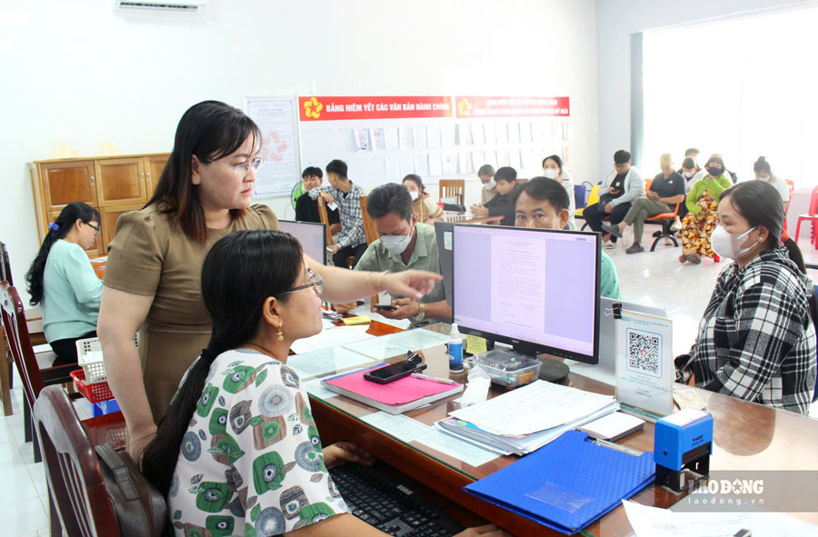 Trung tâm Phục vụ hành chính công phường Mỹ Ngãi có 15 cán bộ, công chức nhưng mỗi ngày tiếp nhận khoảng 150 - 200 hồ sơ. Ảnh: Thanh Mai