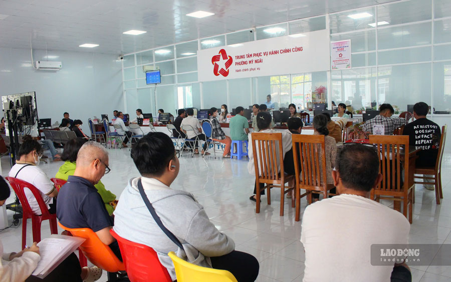 Người dân đến làm thủ tục tại Trung tâm Phục vụ hành chính công phường Mỹ Ngãi, tỉnh Đồng Tháp. Ảnh: Thanh Mai