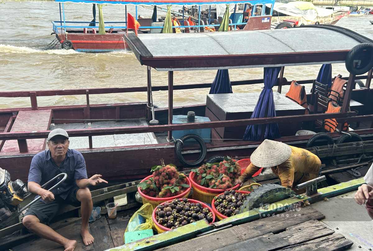 Những loại hàng hóa được bày bán trên ghe, thường thì mỗi ghe sẽ chuyên bán một loại mặt hàng. Ảnh: Lương Hạnh