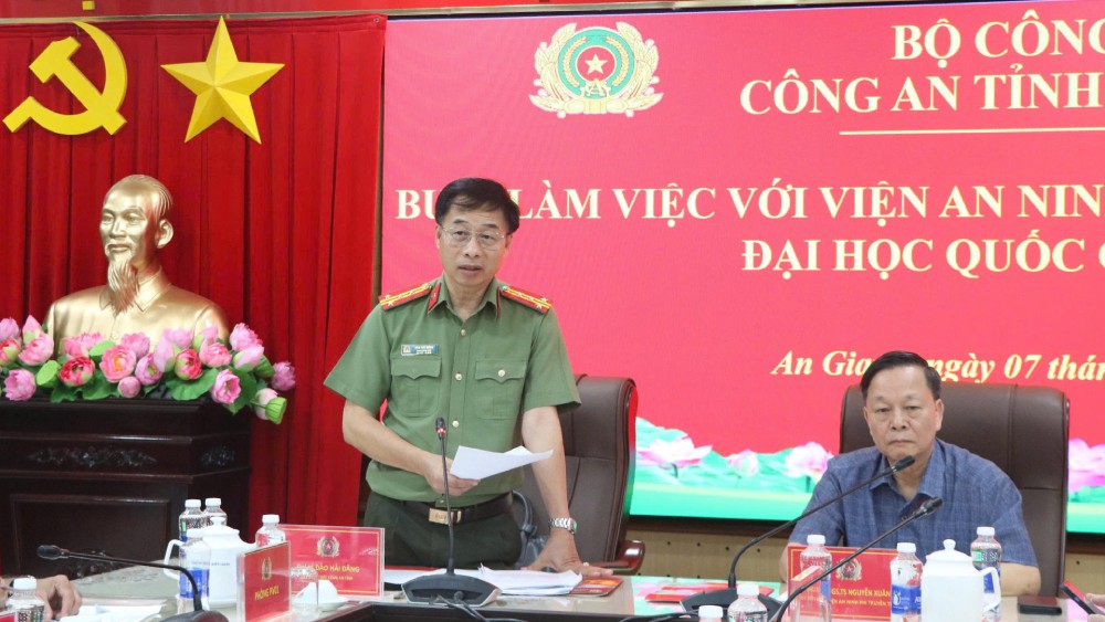 An Giang Provincial Police coordinate to implement a scientific research project on ensuring marine environmental security. Photo: An Giang Police